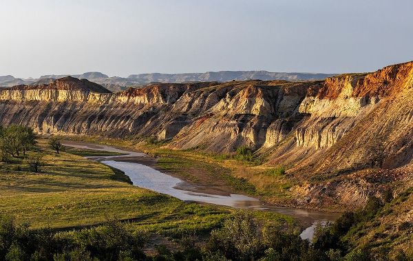 Haney, Chuck 아티스트의 Red Cliffs above the Little Missouri River in the Little Missouri National Grasslands-North Dakota-작품입니다.